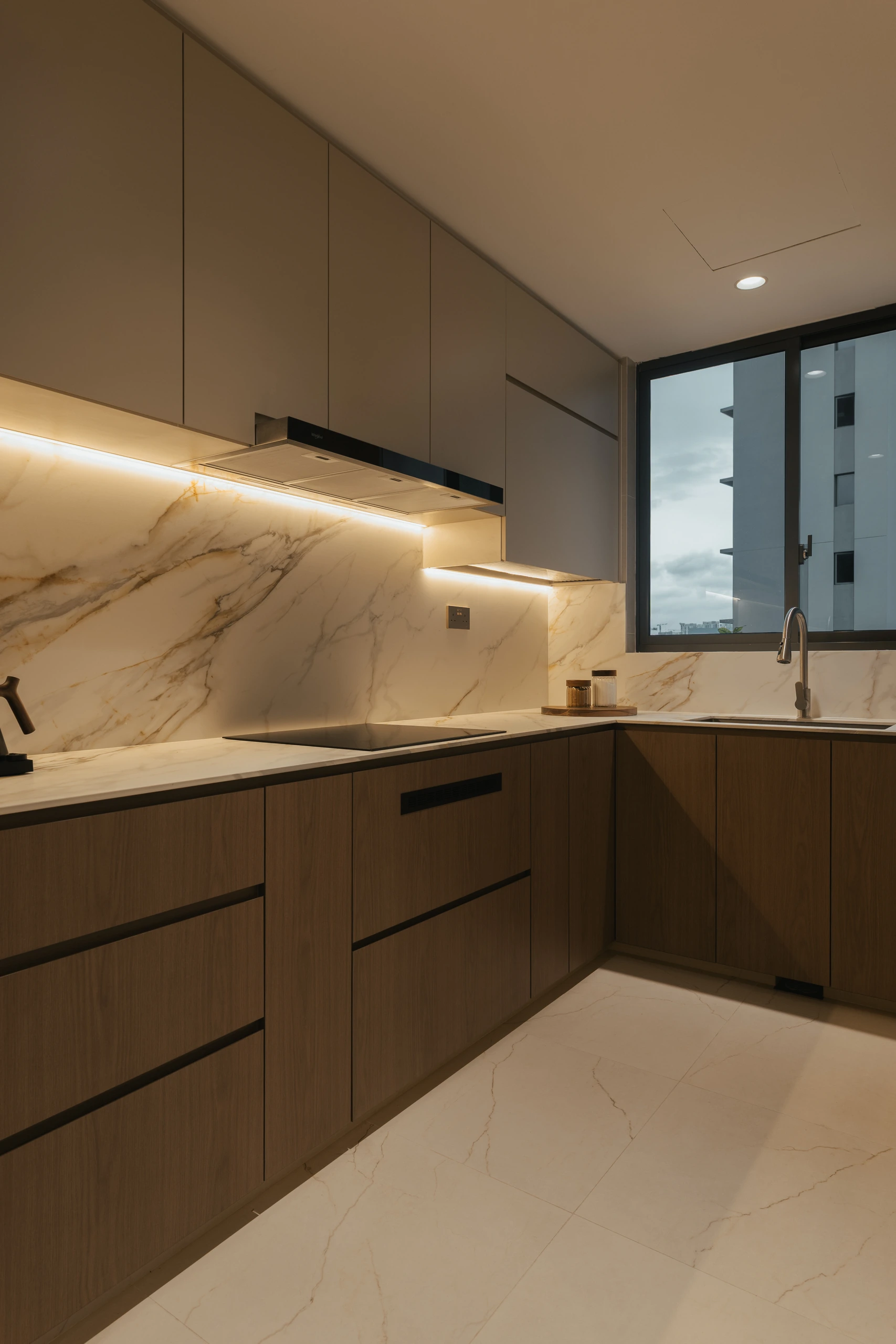 Timber kitchen with marble-look backsplash by Edgeline Planners