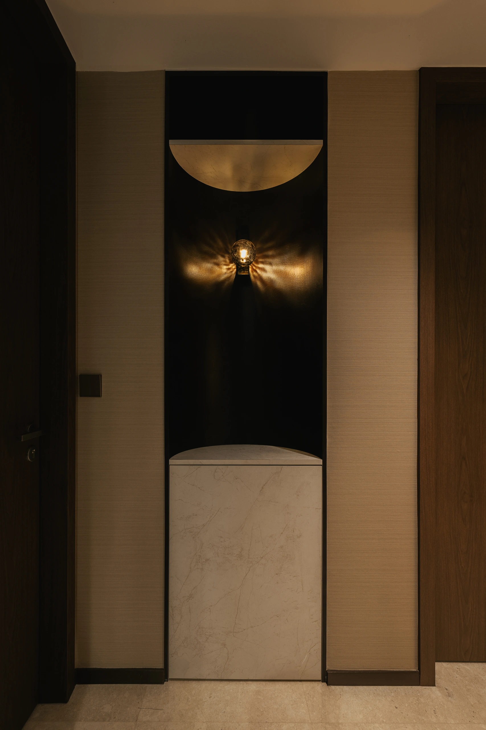 Hallway niche with sculptural wall light by Edgeline Planners