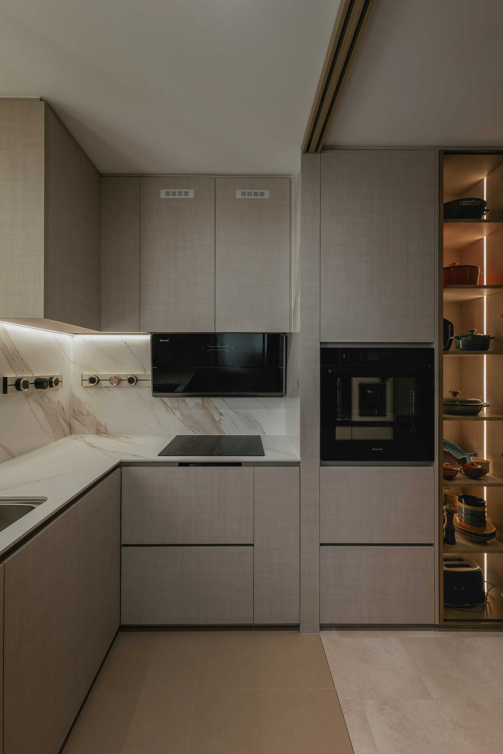 Compact kitchen with marble-look backsplash by Edgeline Planners