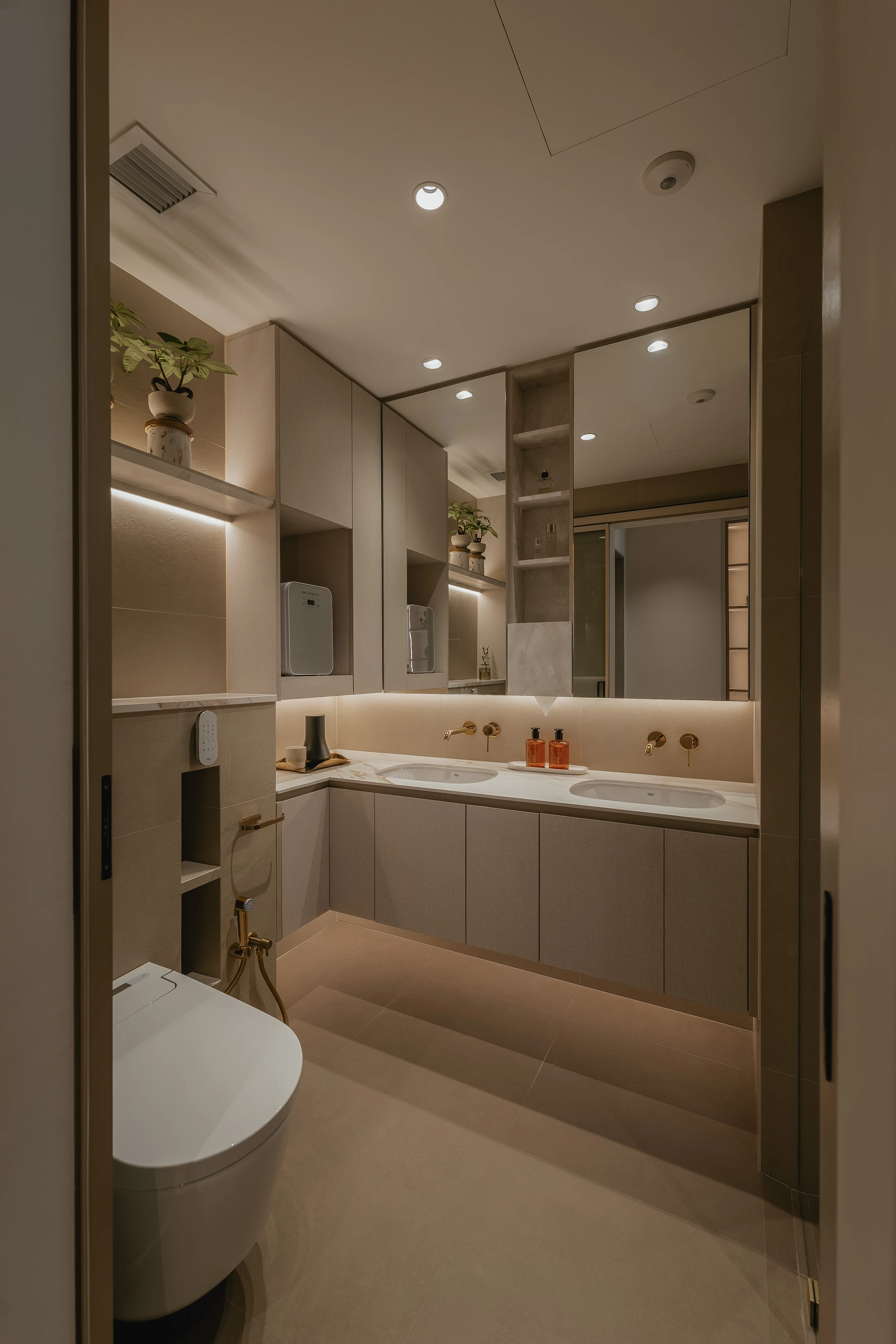 Master bathroom with floating double vanity by Edgeline Planners