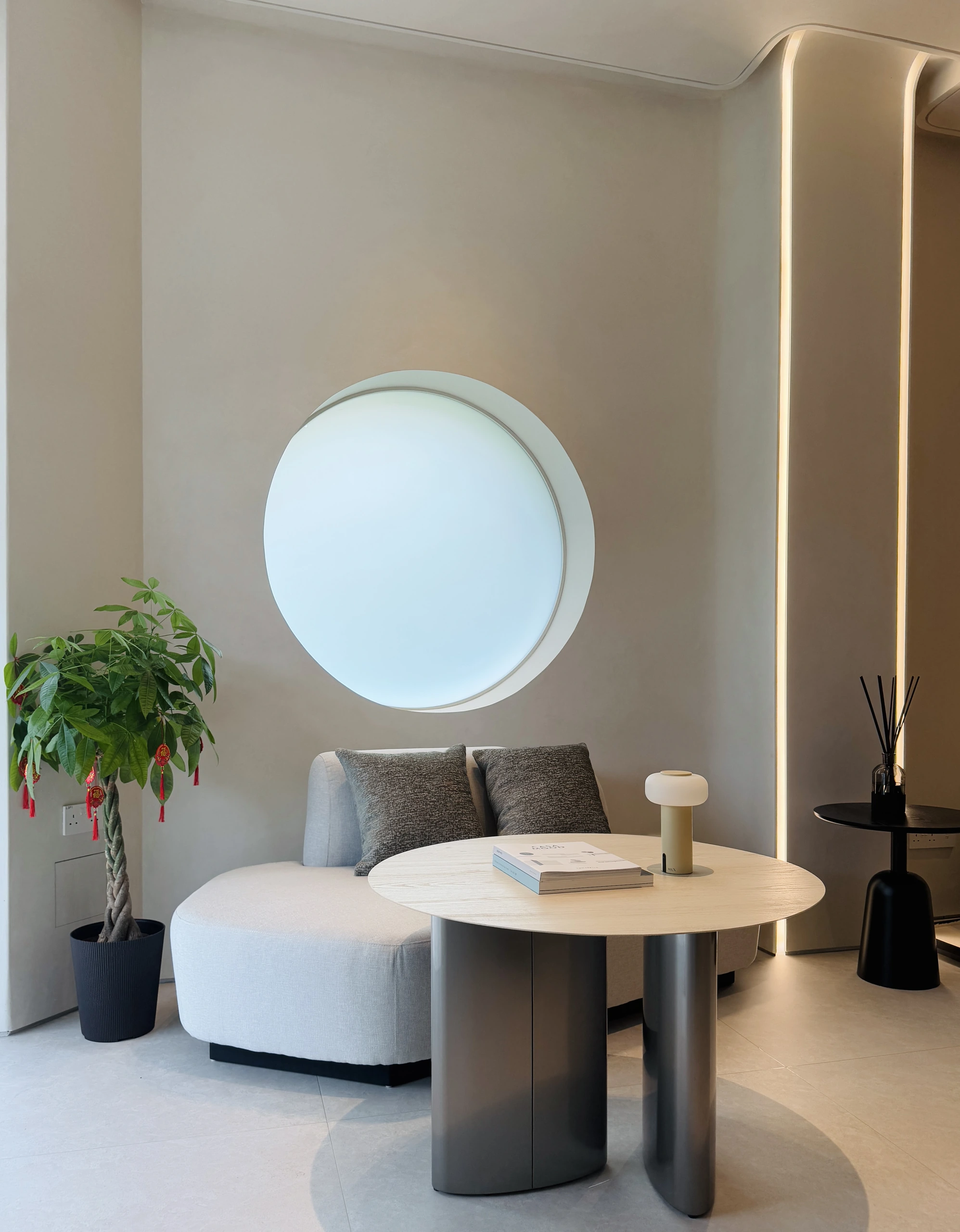 Round-window reading nook with curved chair by Edgeline Planners