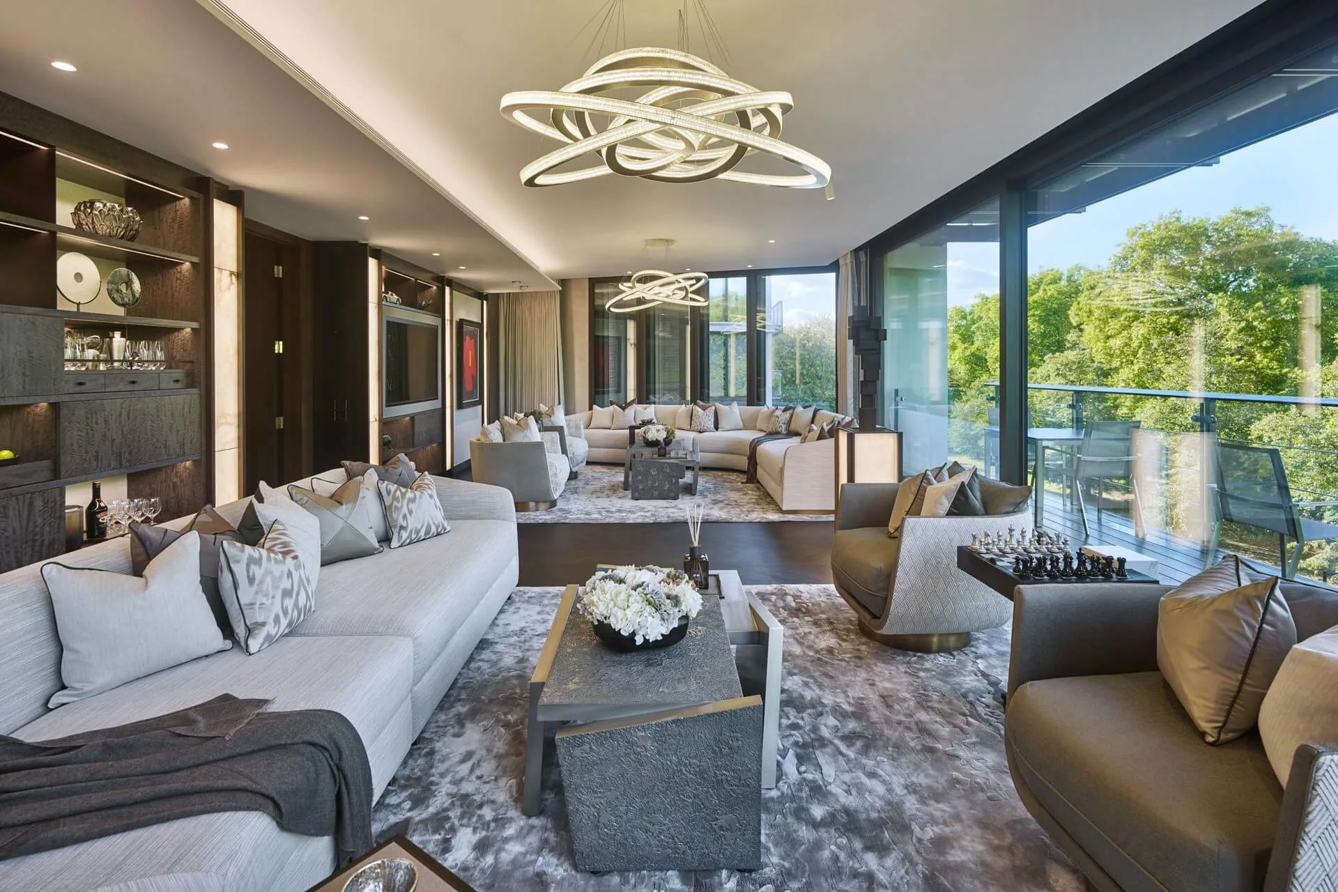 Elicyon &mdash; spacious gray and beige lounge