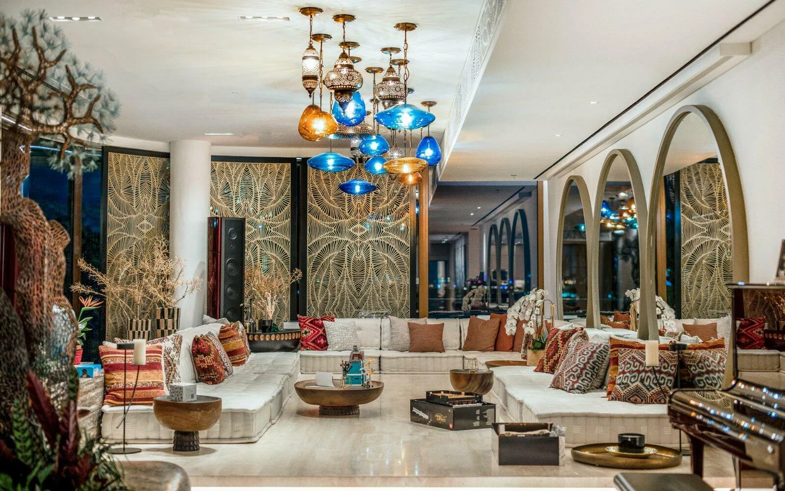 IAIA Idea Art Interior &mdash; Moroccan-inspired living room with layered pendant lamps