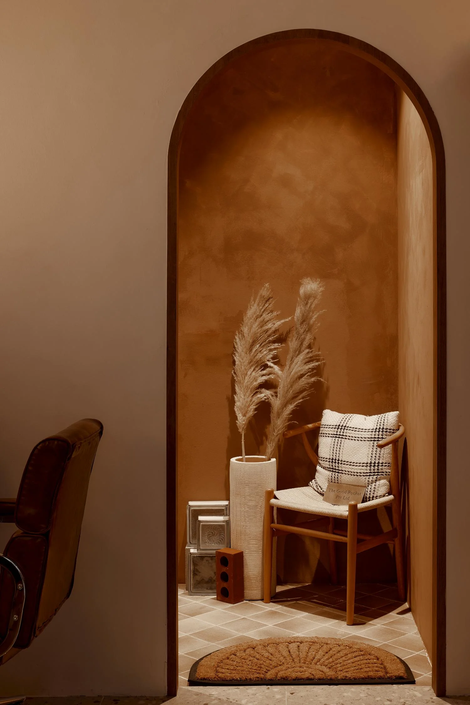 Arched display niche at RENOSTUD.IO Woods Square office