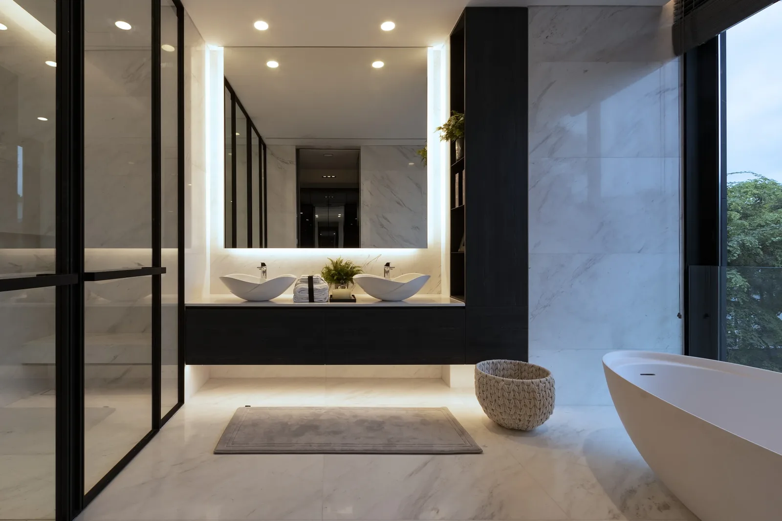 SuMisura &mdash; master bathroom with black trimmings and graphic edge