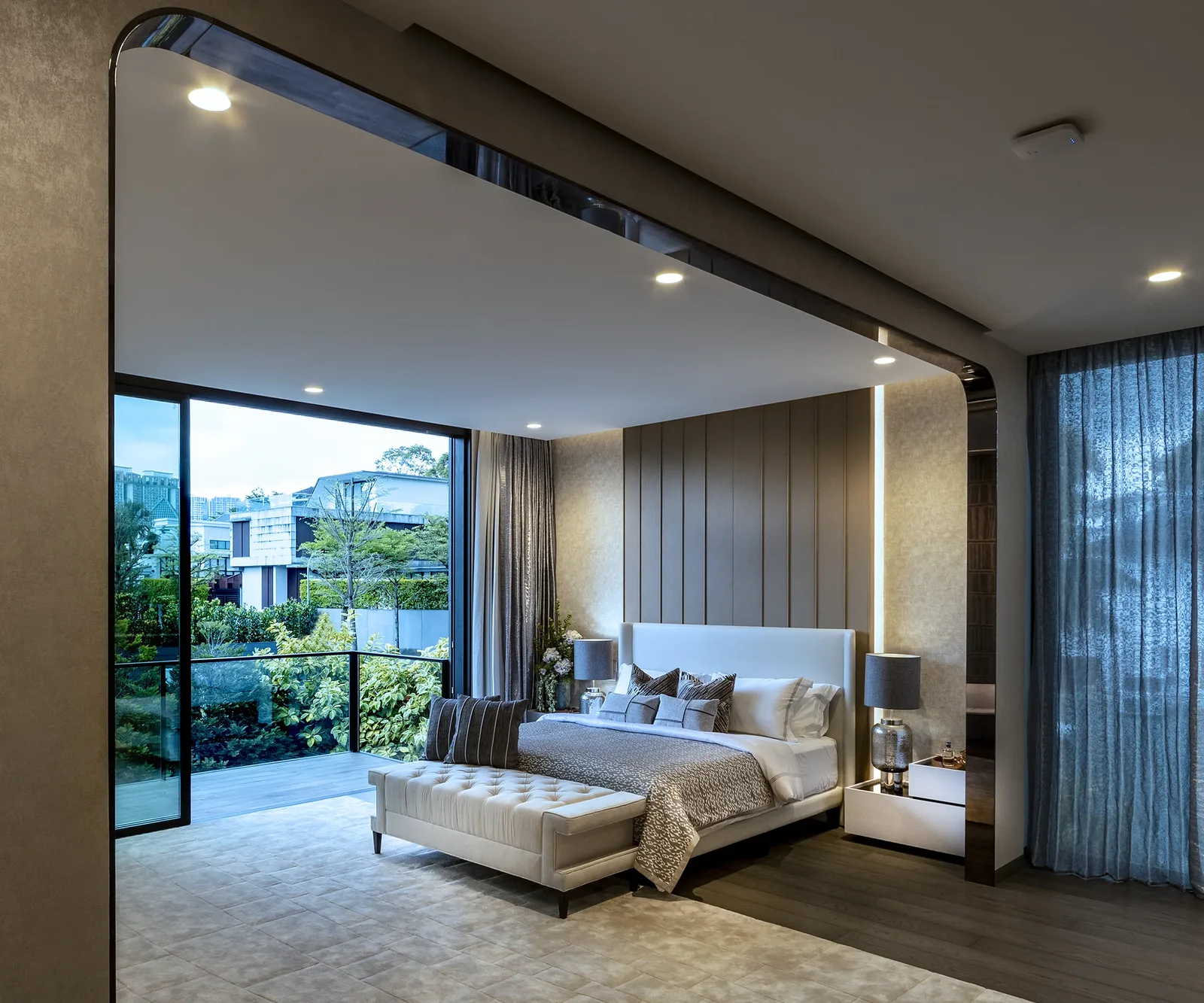 SuMisura &mdash; curved metal portal with sheen dividing the master suite