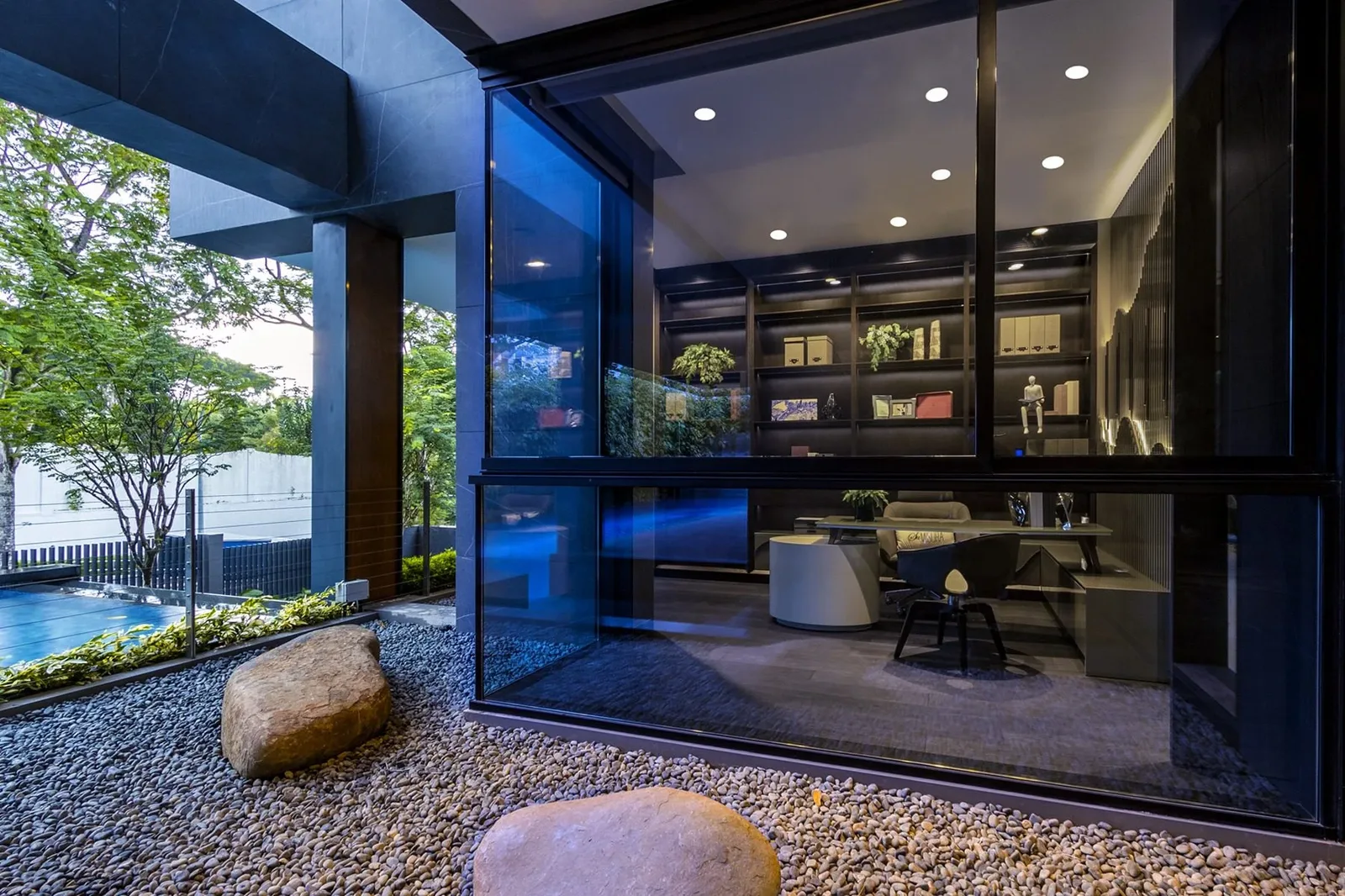 SuMisura &mdash; Beacon of Light glass study overlooking the main gate